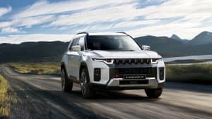 Der Geländewagen Torres von Ssang Yong fahrend fotografiert