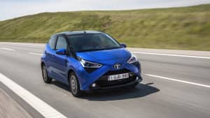 Toyota Aygo fährt auf einer Landstrasse