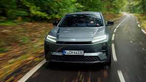 Frontansicht eines fahrenden Toyota C-HR+
