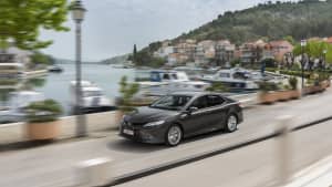 Der Toyota Camry fährt dynamisch auf einer Strasse