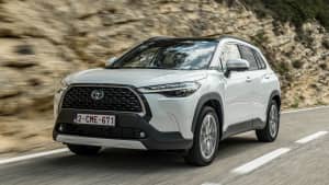 Der Toyota Corolla Cross fahrend von vorne
