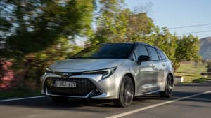 Frontansicht eines fahrenden Toyota Corolla