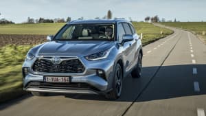 Hellgrauer Toyota Highlander 2021 während der Fahrt auf einer Landstraße