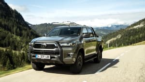 Toyota Hilux fahrend auf einer Straße