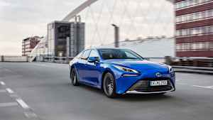 Ein blauer Toyota Mirai während der Fahrt durch die Stadt