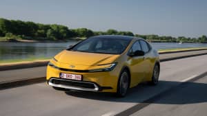 Frontansicht eines fahrenden Toyota Prius