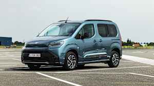 Aufnahme des stehenden Toyota Pro Ace City Family