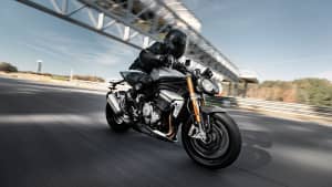 Ein dynamisches Bild von einer fahrenden Triumph Speed Triple 1200 RS