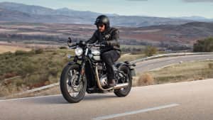 Triumph Bonneville Bobber fährt auf einer Straße