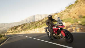 Front- und Seitenansicht einer fahrenden Trumph Tiger 900 GT Pro