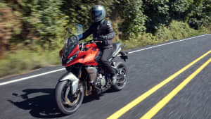 Front und SEitenansicht einer fahrenden Triumph Tiger Sport 660