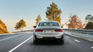 Ein 3er BMW fahrend von hinten zu sehen