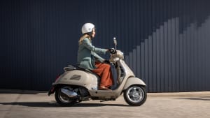 Seitenansicht einer fahrenden Vespa GTS 300
