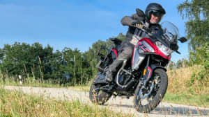 Frontansicht einer fahrenden Voge 650 DSX
