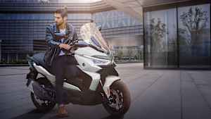 Ein Mann sitzt auf einer Voge SR4 MAX 350 Luxury