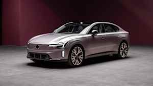 Front und Seitenansicht eines stehenden Volvo ES90