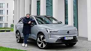 ADAC Redakteur Andreas Huber steht neben einem Volvo EX90