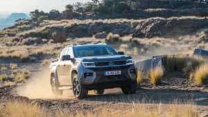 Der neue Pickup VW Amarok während der Fahrt im Gelände
