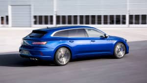 Ein blauer VW Arteon 2020 fährt in Seitenansicht über einen Flugplatz