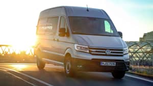 VW e-Crafter bei Sonnenuntergang von Vorne