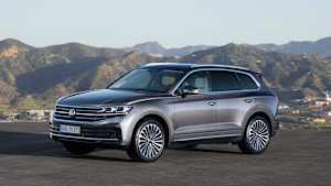 Eine Aufname des stehenden VW Touareg schräg von der Seite