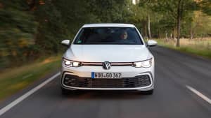 Golf GTI fährt auf einer Straße, aufgenommen von vorne