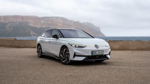 Front-Seitenansicht des neuen VW ID. 7 in weiss
