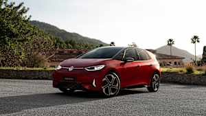 Front und Seitenansicht eines stehenden VW ID3 GTX