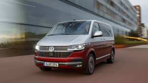 Der neue VW Bulli in Fahrt