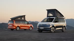 Zwei VW New California stehen nebeneinander