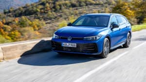 Der neue Volkswagen Passat fahrend von vorne zu sehen