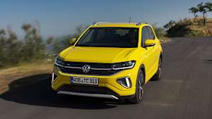 Frontansicht eines fahrenden VW T-Cross