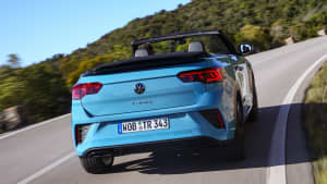 Heckansicht eines fahrenden VW T-Roc Cabrio