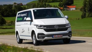 Elektro VW T6 fahrend auf einer Straße