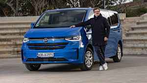 ADAC Redakteur Andreas Huber steht neben einem VW T7 Transporter