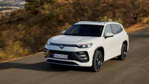 Der VW Tayron fahrend seitlich fotografiert