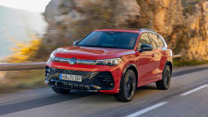 Frontansicht eines fahrenden VW Tiguan