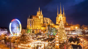 Weihnachtsmarkt in Erfurt beleuchtet bei Nacht