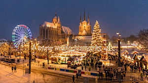 Der beleuchtete Weihnachtsmarkt in Erfurt in der Abenddämmerung