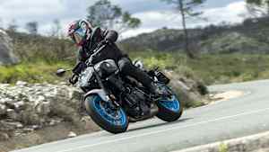 Ein Mann fährt auf einer Yamaha MT 07