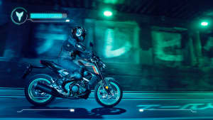 Aufnahme der MT125 fahrend von der Seite von Yamaha