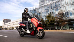 Der neu City Roller Yamaha NMAX 125 fährt durch die Stadt