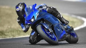 Die Yamaha R7 in Action fährt in eine Kurve