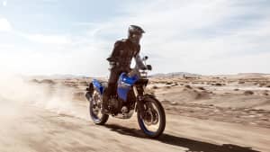 Die Yamaha Tenere 700 fahrend von vorne