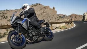 Motorradfahrer fährt eine Yamaha Tracer 700 in der Kurve auf Landstrasse