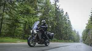 Ein Mann fährt auf einer Yamaha Tracer 9