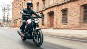 Frontansicht einer fahrenden Yamaha XSR 125