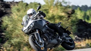 Die neue Elektro-Adventure Maschine Zero DSR/X während der Fahrt auf einer Landstraße