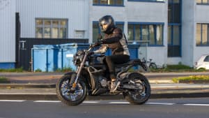 Motorradfahrer auf Zontes Z125-G1 waehrend der Fahrt