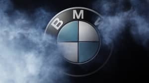 BMW Logo zwischen Nebel